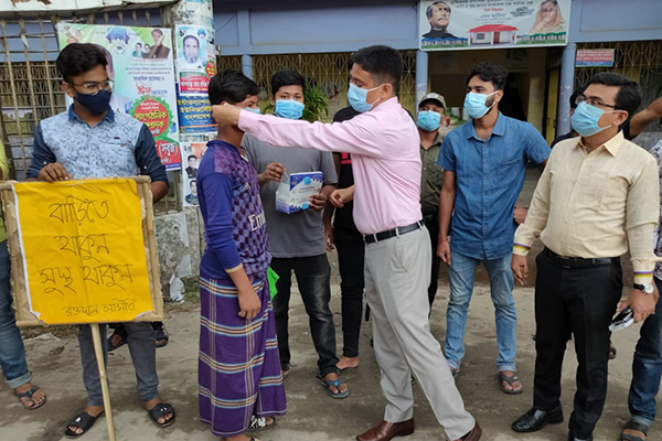কটিয়াদিতে রক্তদান সমিতি উদ্যোগে মাস্ক ও লিফলেট বিতরণ