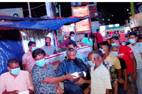 বরিশালে গভীর রাতে অসহায় মানুষের মাঝে
খাবার বিতরণ 