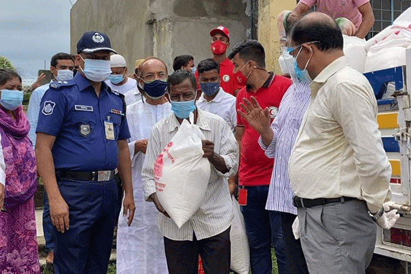 নেত্রকোনায় প্রধানমন্ত্রীর উপহার পেলেন ৯০০ সিএনজি অটোরিকশা চালক