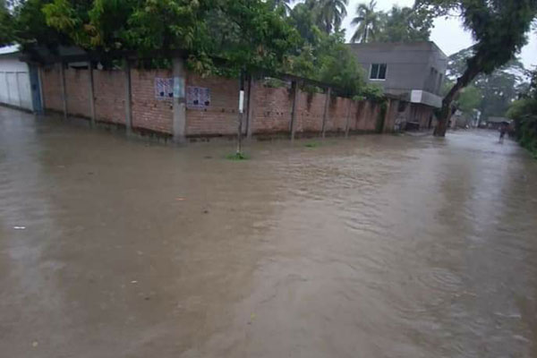 
টানা বৃষ্টিতে সাতক্ষীরার নিম্নাঞ্চল প্লাবিত; ফসলি জমি ও মৎস্য ঘেরের ব্যাপক ক্ষতি