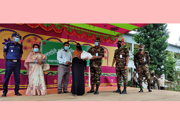 দিনাজপুরের ঘোড়াঘাটে সেনাবাহিনীর মানবিক সহায়তা বিতরণ
