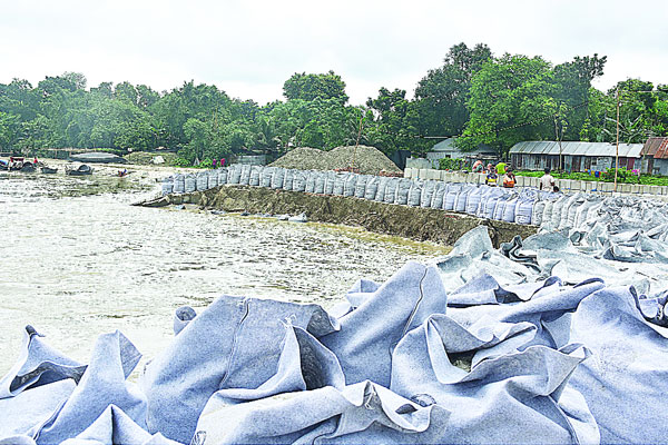 নদীর ভাঙনে বিলীন কংক্রিটের সিসি ব্লক