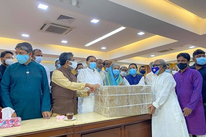 ৩০ হাসপাতালে মেডিকেল সরঞ্জাম বিতরণ আওয়ামী লীগের ত্রাণ কমিটির