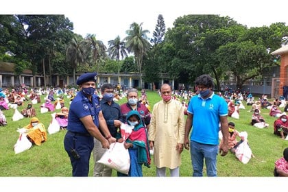 বগুড়ার ধুনটে ৩০০ অতিদরিদ্র পরিবার পেল বসুন্ধরা গ্রুপের ত্রাণ সহায়তা