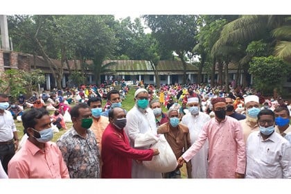 বগুড়ার শেরপুরে ৩০০ অসহায় পরিবারকে বসুন্ধরা গ্রুপের খাদ্য সহায়তা