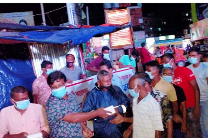 বরিশালে গভীর রাতে অসহায় মানুষের মাঝে
খাবার বিতরণ 