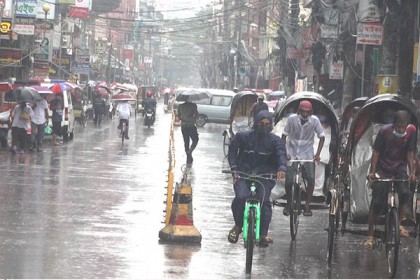 বৃষ্টি উপেক্ষা করে বরিশালের রাস্তায় মানুষ