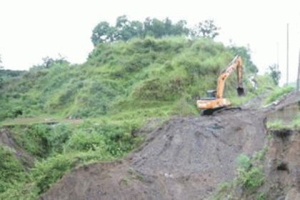 চট্টগ্রামে পাহাড় ধস, তিনজনকে উদ্ধার  