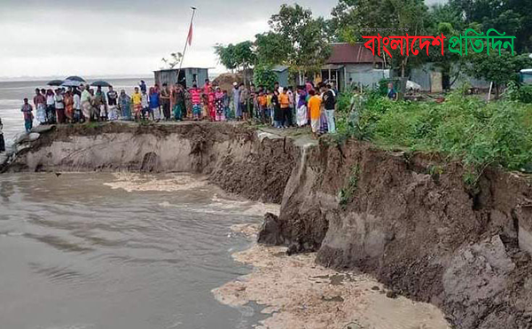 রাজবাড়ীতে দফায় দফায় পদ্মার ভাঙন