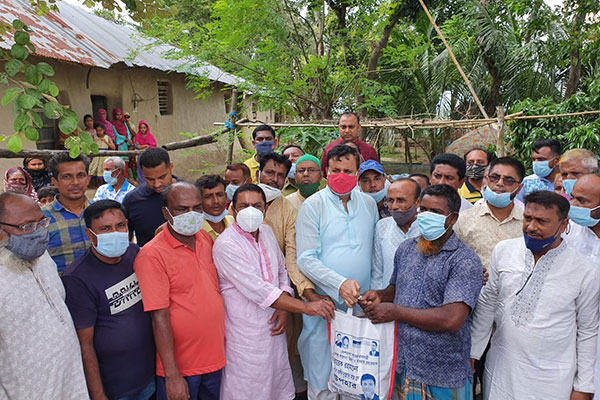 বগুড়ায় অসহায়দের মাঝে এমপি মোশারফের খাদ্যসামগ্রী বিতরণ 

