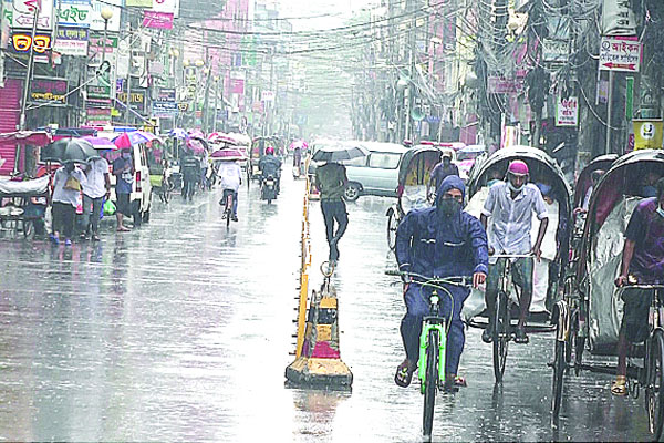 বৃষ্টিও মানুষকে ঘরে আটকে রাখতে পারেনি