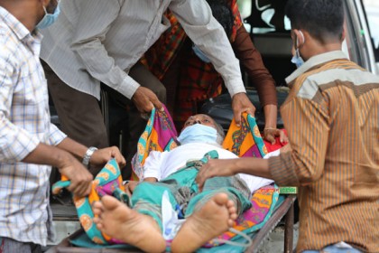 ঠাঁই নেই হাসপাতালে, দুয়ারে দুয়ারে ঘুরে ফিরে যাচ্ছেন করোনা রোগীরা!