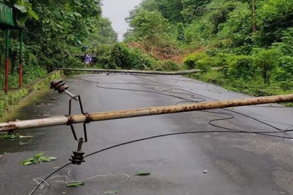 চবির প্রধান সড়কে পাহাড় ধস 

