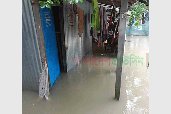 টানা বৃষ্টিতে বাগেরহাটে পানিবন্দি লাখো মানুষ, ভেসে গেছে ১৭ হাজার চিংড়ির খামার 