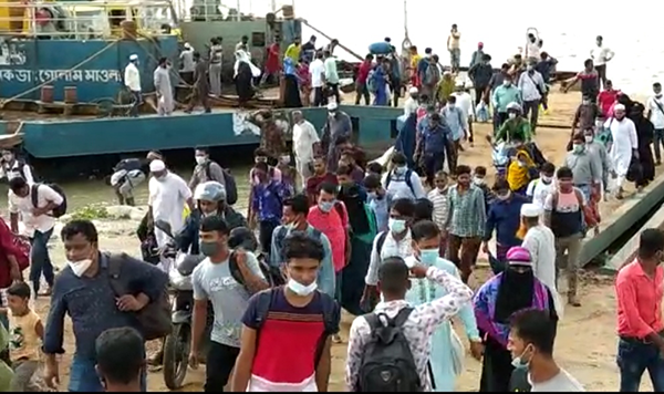 শিমুলিয়াঘাটে উভয়মুখী যাত্রীদের ভিড়, স্বাস্থ্যবিধির বালাই নেই