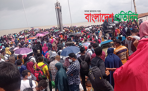দৌলতদিয়া ঘাটে ঢাকামুখী যাত্রীদের ভিড়