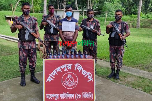 মহেশপুর সীমান্ত থেকে ফেন্সিডিলসহ মাদক ব্যবসায়ী আটক