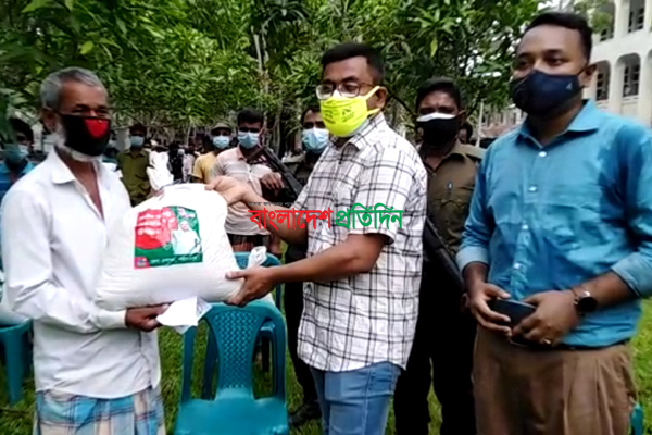 অটোরিকশা চালকদের মাঝে প্রধানমন্ত্রীর ত্রাণ বিতরণ