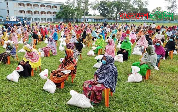 শিবগঞ্জে ৩০০ অসহায় পরিবারের মাঝে বসুন্ধরার ত্রাণ