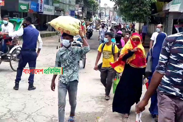 নেত্রকোনার সড়কে ঢাকামুখী মানুষের উপচে পড়া ভিড়