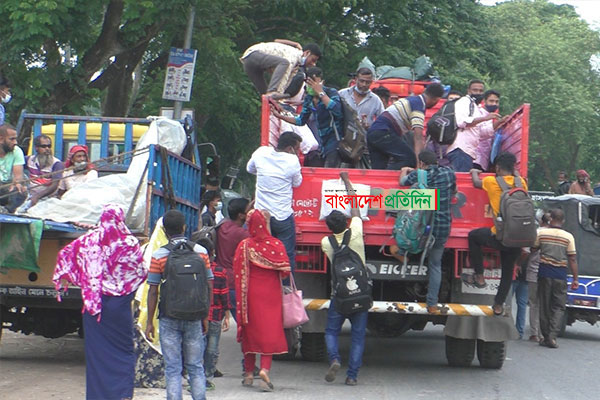 ঝিনাইদহে ভোগান্তি উপেক্ষা করে ছুটছে মানুষ
