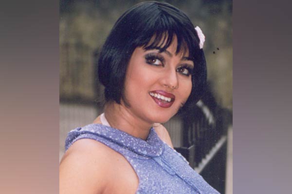 চলচ্চিত্র নায়িকা একা আটক