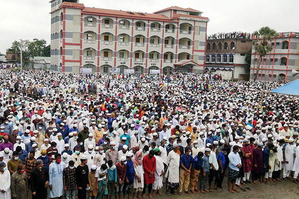 জানাজায় মানুষের ঢল, বাবা-মায়ের পাশে শায়িত আলী আশরাফ

