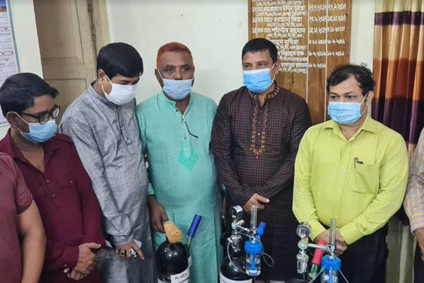 আখাউড়া স্বাস্থ্য কমপ্লেক্সে অক্সিজেন সিলিন্ডার উপহার দিলেন আইনমন্ত্রী

