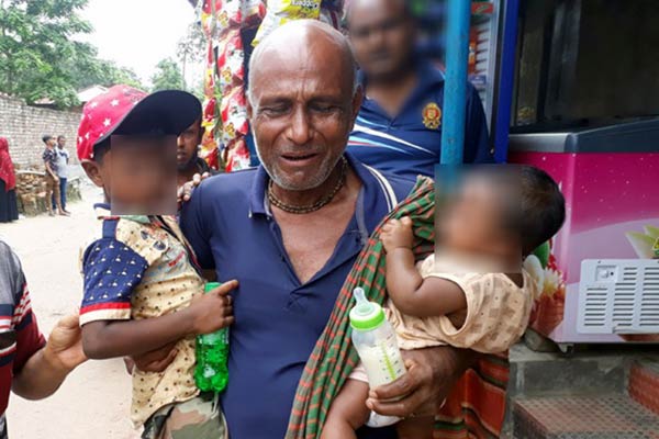স্বামীর সঙ্গে বনিবনা হয় না : রাস্তায় দুই শিশুপুত্রকে রেখে মা উধাও!