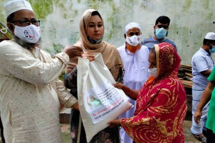 প্রধানমন্ত্রীর আহ্বানে যুব মহিলা লীগ নেত্রী শোভার খাদ্য সামগ্রী বিতরণ