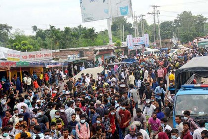 চাকরি হারানোর শঙ্কায় মহাসড়কে হাজার হাজার পোশাক শ্রমিকের অবরোধ


