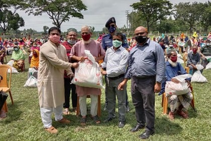 কাহালুতে ৩০০ পরিবারকে ত্রাণ দিল বসুন্ধরা গ্রুপ


