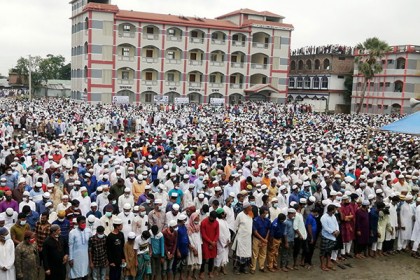 জানাজায় মানুষের ঢল, বাবা-মায়ের পাশে শায়িত আলী আশরাফ

