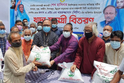 করোনায় ক্ষতিগ্রস্ত ১২ হাজার পরিবারকে খাদ্য সামগ্রী দিচ্ছেন রাসিক মেয়র
