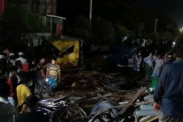 শিবচরে ট্রাক খাদে পড়ে নিহত ৬