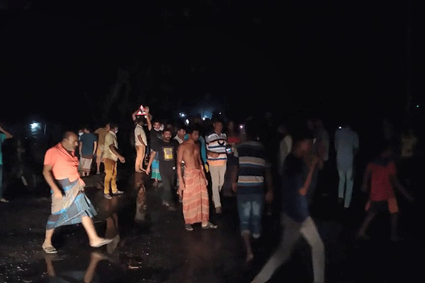 শৈলকুপায় ব্যবসায়ীকে ছুরিকাঘাতের প্রতিবাদে সড়ক অবরোধ
