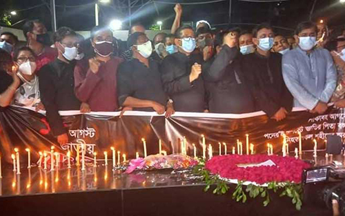 আগস্টের প্রথম প্রহরে স্বেচ্ছাসেবক লীগ ও ছাত্রলীগের মোমবাতি প্রজ্জ্বলন