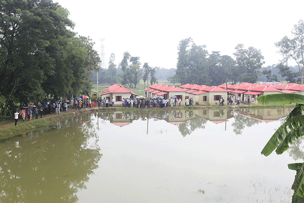 হালদা পাড়ে আশ্রয়ণ প্রকল্পের ঘর পরিদর্শন করলেন জেলা প্রশাসক  