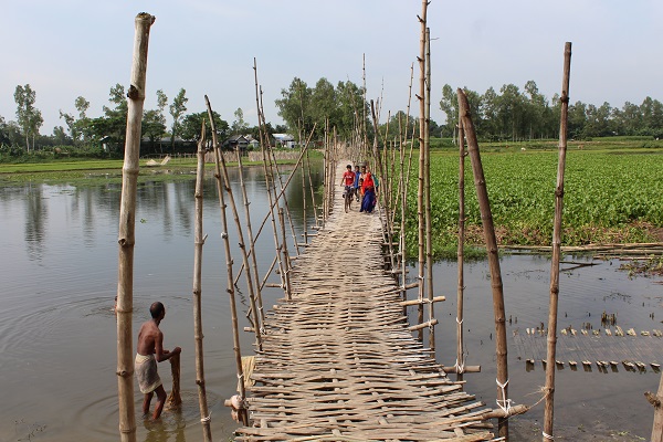 সিরাজগঞ্জে ব্রিজের অভাবে ২৫ গ্রামের মানুষের দুর্ভোগ