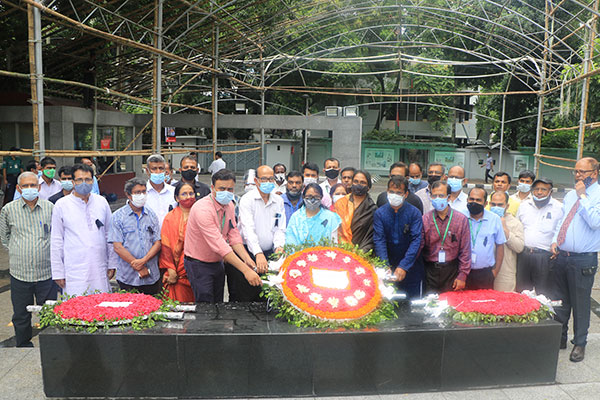 বঙ্গবন্ধুর প্রতিকৃতিতে বাউবির প্রো-উপাচার্যের পুষ্পস্তবক অর্পণ