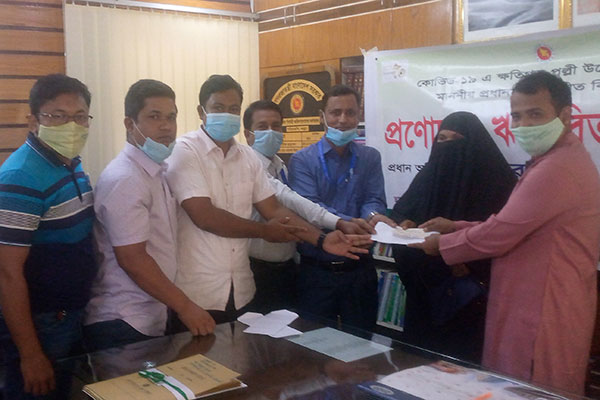 সারিয়াকান্দিতে ক্ষতিগস্ত উদ্যোক্তাদের মাঝে প্রণোদনা ঋণের চেক বিতরণ

