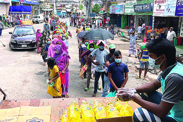 টিসিবির পণ্য পেতে দীর্ঘ লাইনে মধ্যবিত্তরা