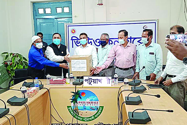 পটুয়াখালীর হাসপাতালে আইসিইউর মনিটর ও মাস্ক দিলেন সুলতান মৃধা