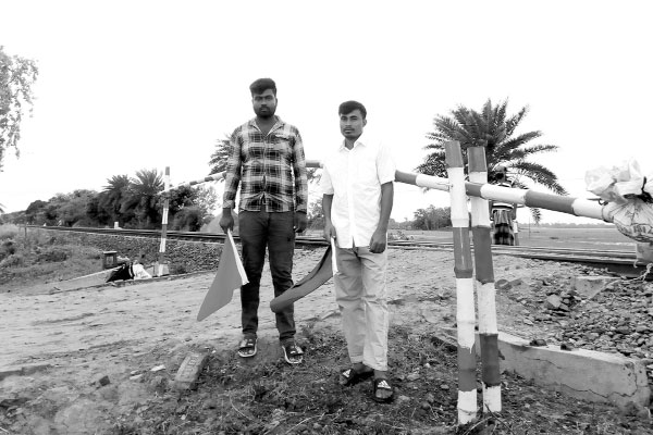 রেলগেট কিপারের দায়িত্ব নিলেন দুই বন্ধু