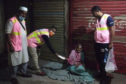 নারায়ণগঞ্জে শ্রমজীবী ও ছিন্নমূল মানুষকে খাবার দিল 'টিম খোরশেদ'

