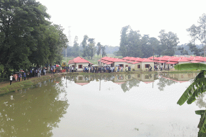 হালদা পাড়ে আশ্রয়ণ প্রকল্পের ঘর পরিদর্শন করলেন জেলা প্রশাসক  