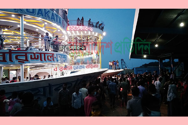 বরিশাল থেকে টইটুম্বুর যাত্রী নিয়ে ঢাকার উদ্দেশে তিন লঞ্চ