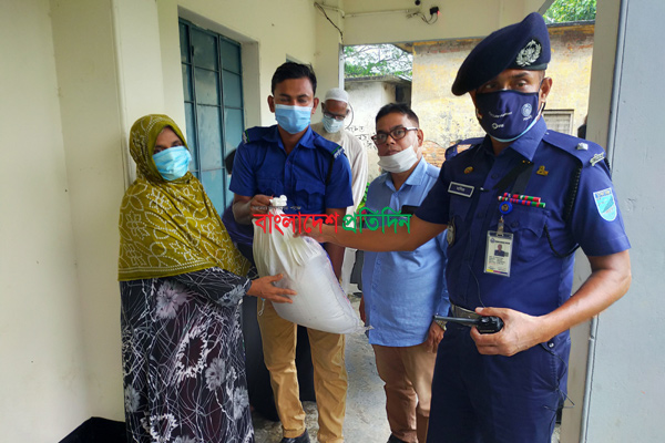 গোপালগঞ্জে সদর থানা পুলিশের খাদ্য সহায়তা প্রদান