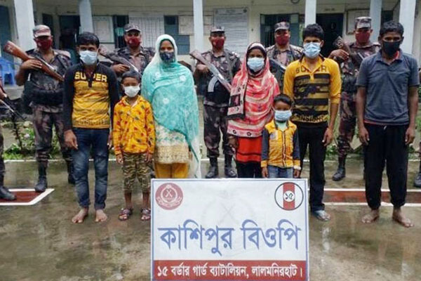 অবৈধভাবে ভারত থেকে ফেরার পথে ৭ বাংলাদেশি আটক