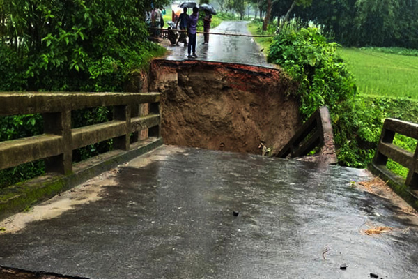 ব্রিজ ভেঙে যোগাযোগ বন্ধ, দুর্ভোগে ৫০ হাজার মানুষ